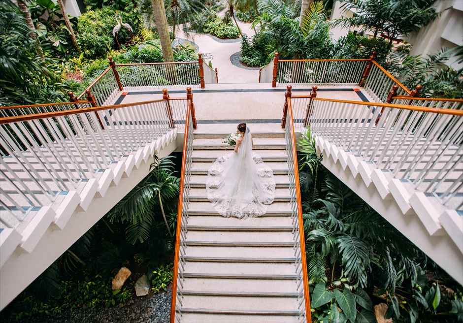 シャングリラ・マクタン・リゾート・アンド・スパのガーデン内の階段で新婦のソロ・ショット