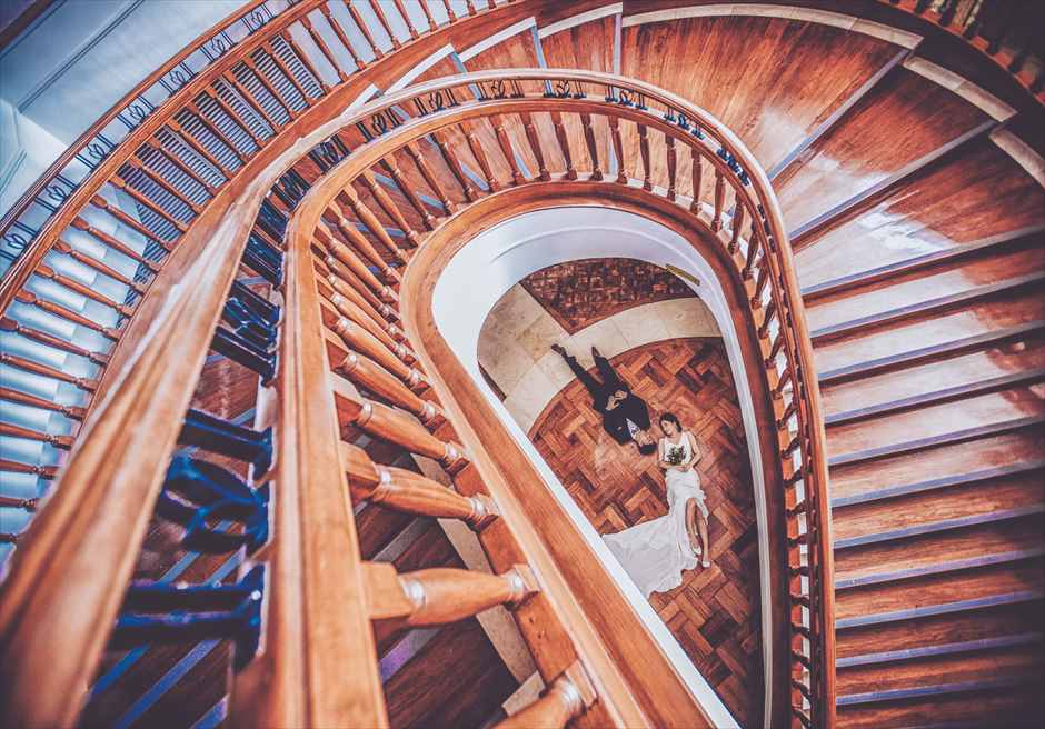 シャングリラ・マクタンの螺旋階段でクラシックなフォトウェディング