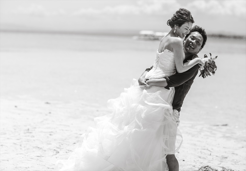カオハガン島の挙式前撮りでモノクロの抱っこポーズ・ショット