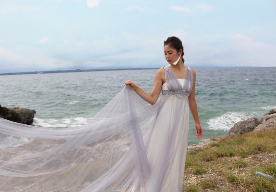 マクタン島の撮影スポットで映えるグレーのオーバードレス